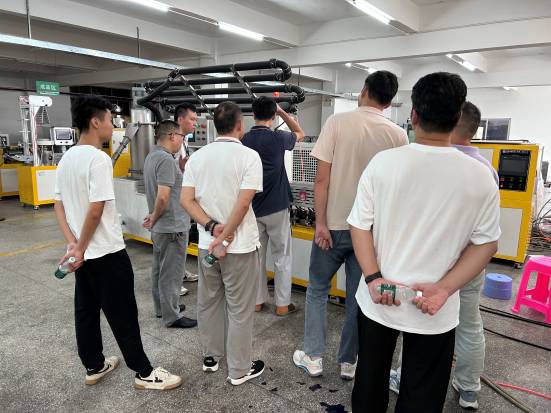 客户亲临锡华工厂，深入考察水下切粒设备操作与维护